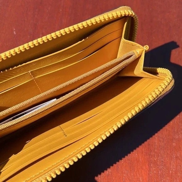 NWT $223 Coach horse and carriage accordion zip wallet - Picture 4 of 14